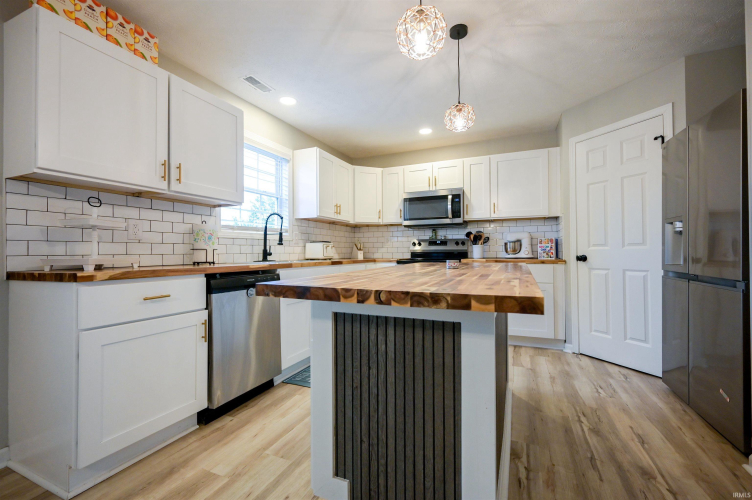 Listing Image 12