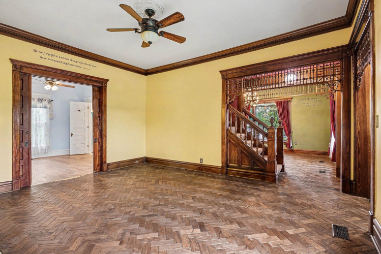 Listing Image 6
