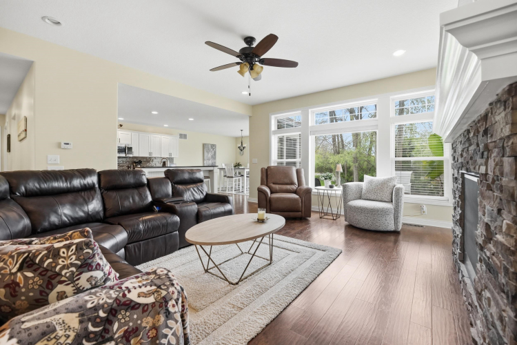 Listing Image 12