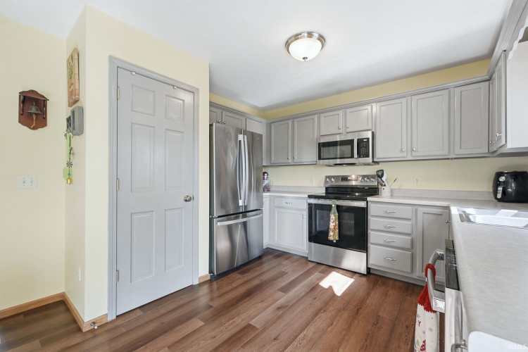 Listing Image 12