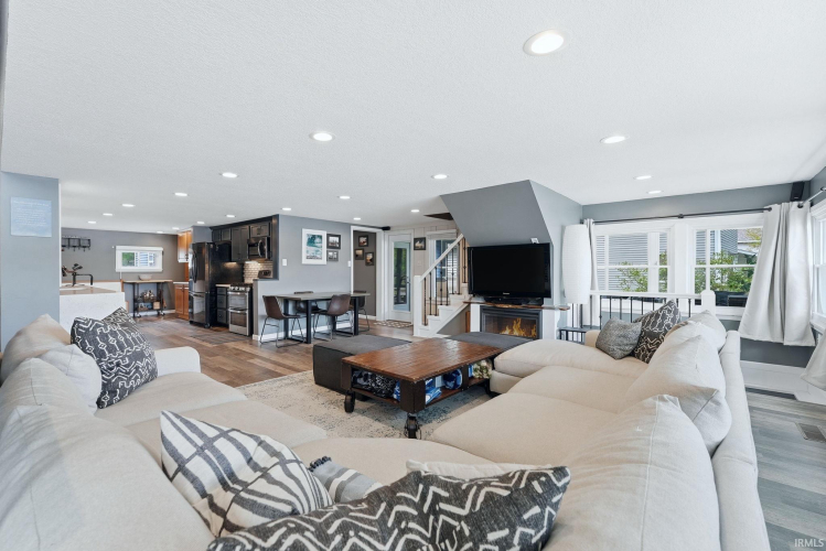 Listing Image 12