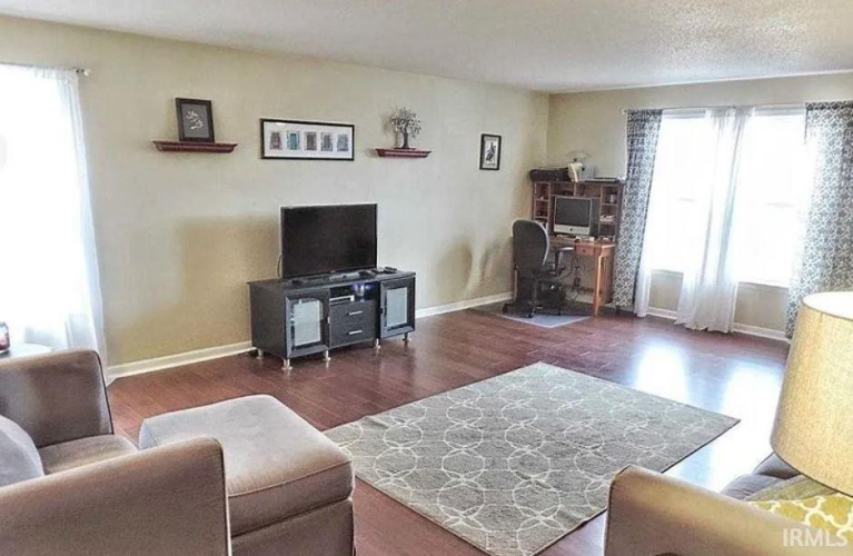 Listing Image 4