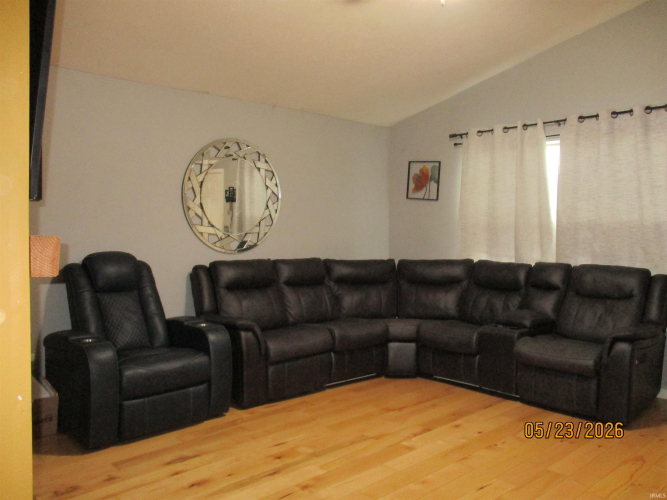 Listing Image 8