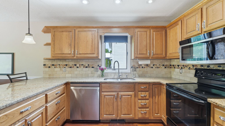 Listing Image 12