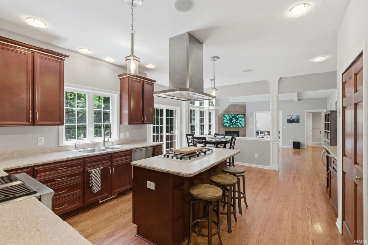 Listing Image 10