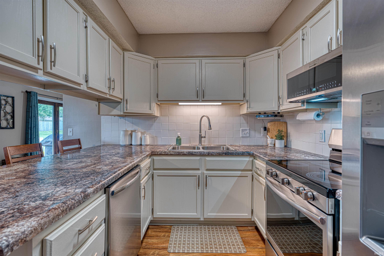 Listing Image 11
