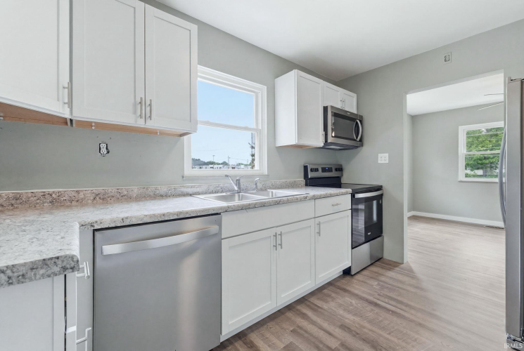 Listing Image 11