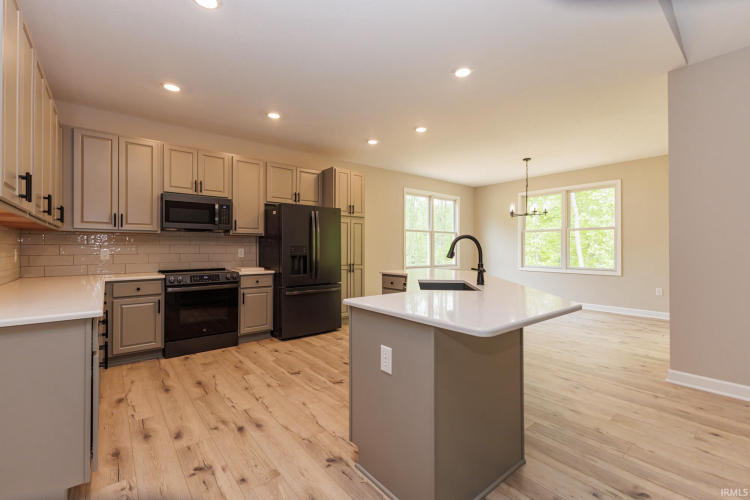 Listing Image 10