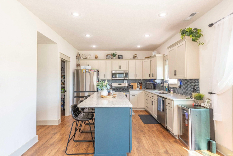 Listing Image 10