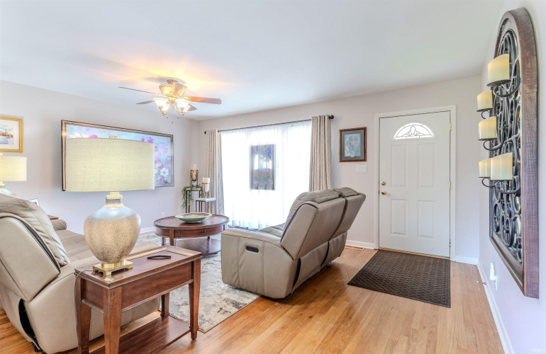 Listing Image 12