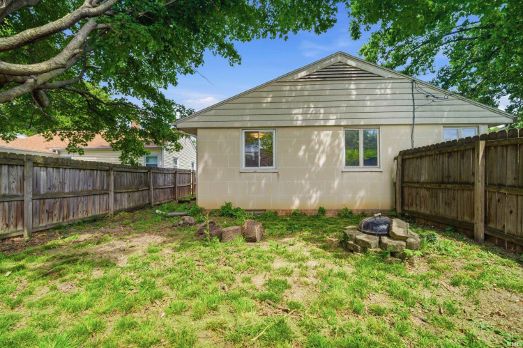 Listing Image 4