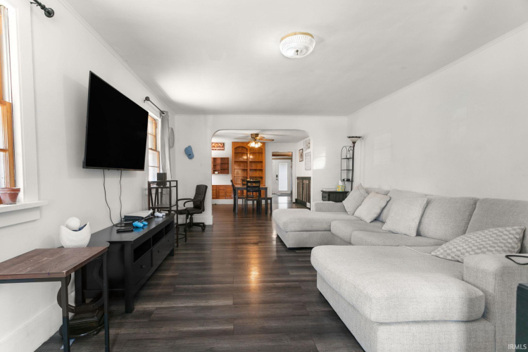Listing Image 4