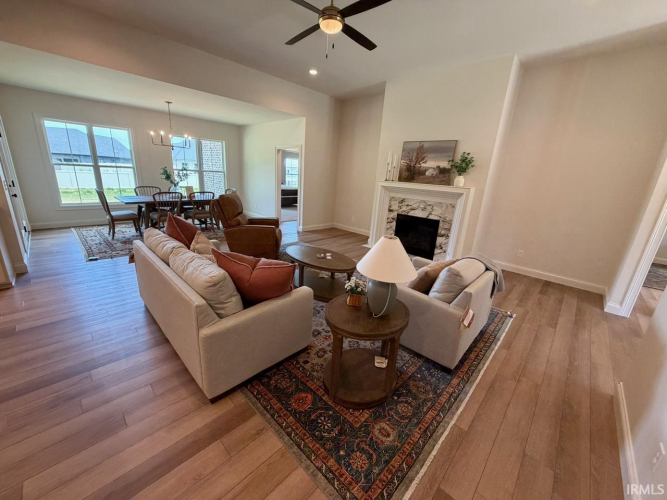 Listing Image 4