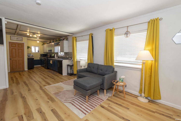 Listing Image 4