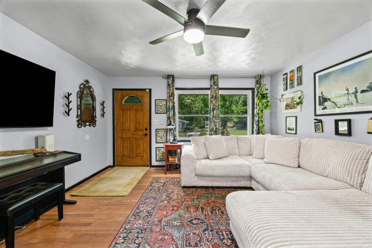 Listing Image 4