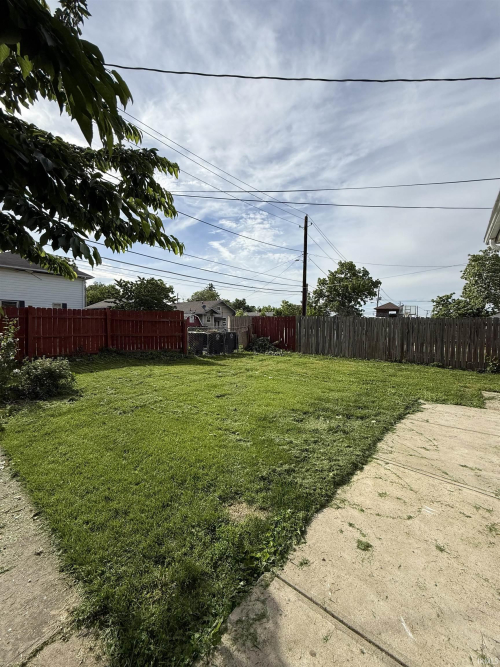 Listing Image 4