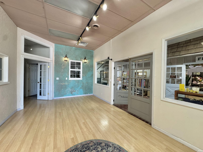 Listing Image 4