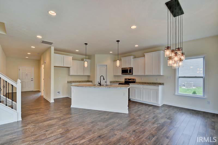 Listing Image 4