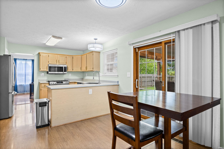 Listing Image 12