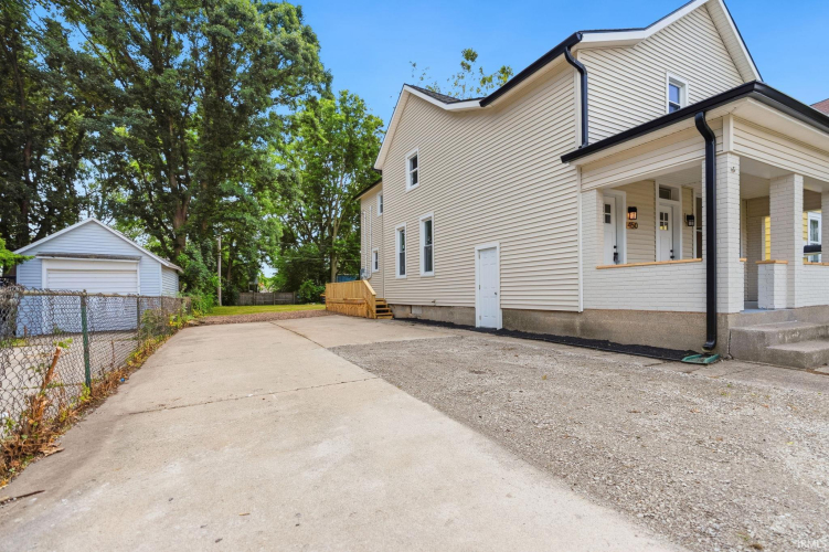 Listing Image 4