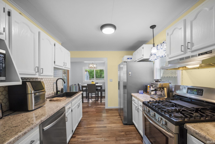 Listing Image 11