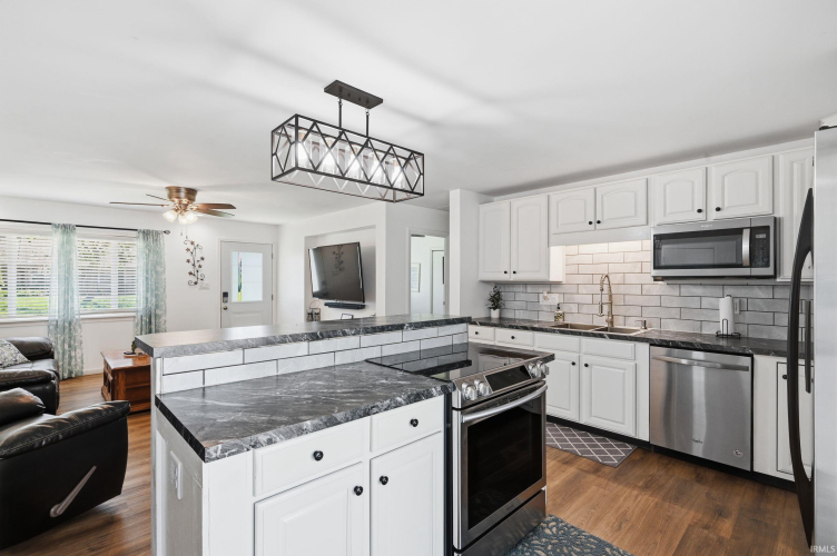 Listing Image 11