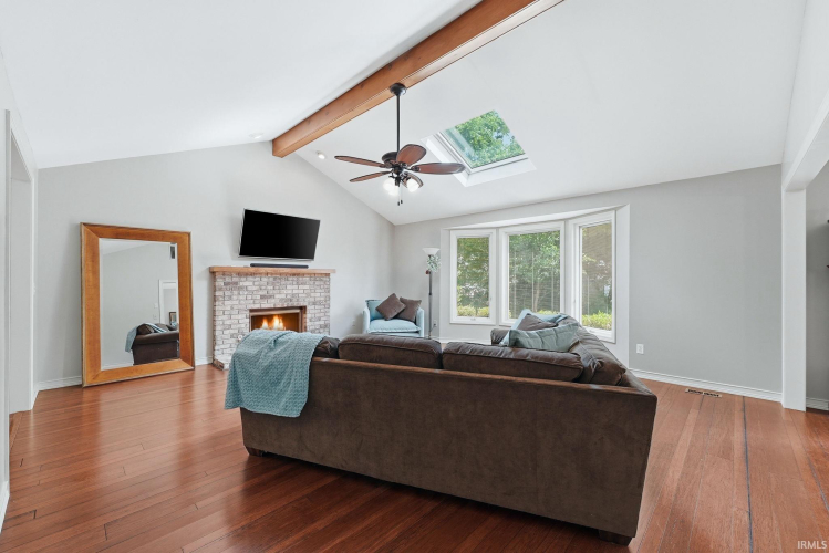 Listing Image 8
