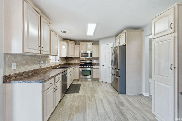 Listing Image 15
