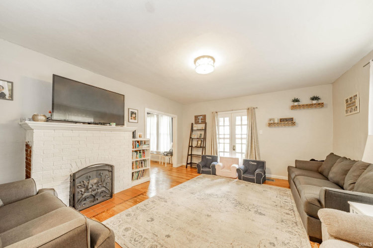 Listing Image 4