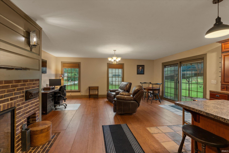 Listing Image 12