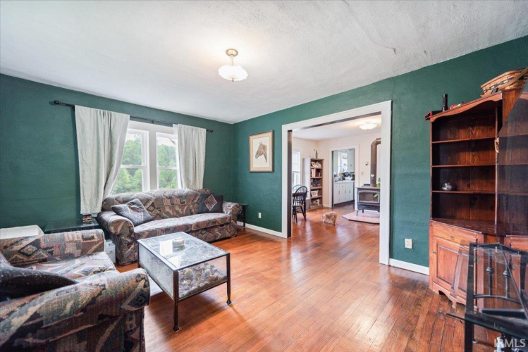 Listing Image 4