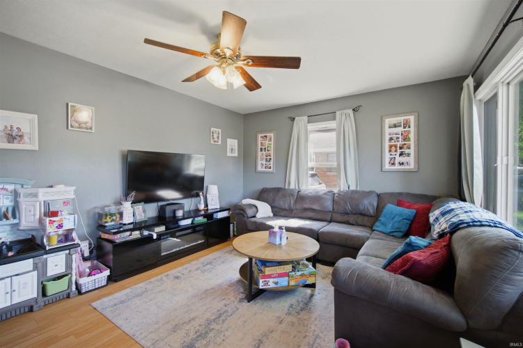Listing Image 4