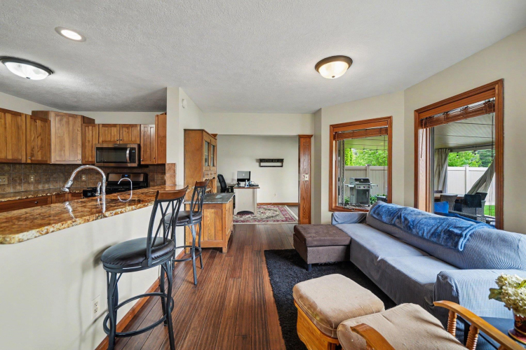 Listing Image 8