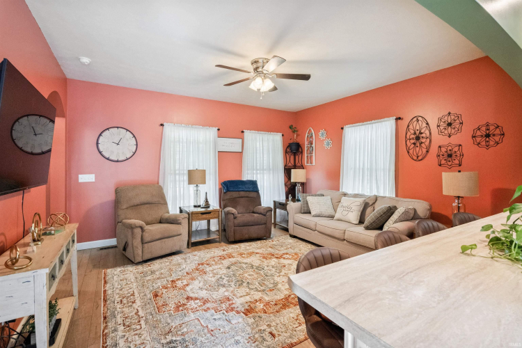 Listing Image 4