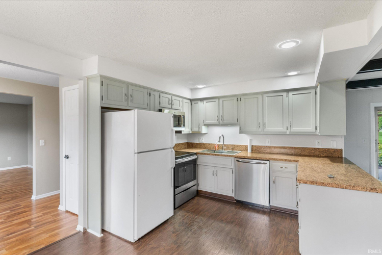 Listing Image 8