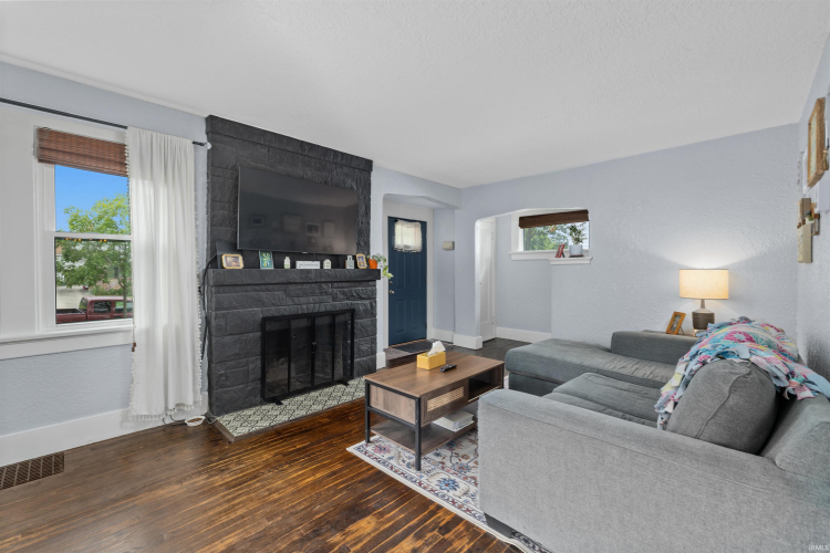Listing Image 3