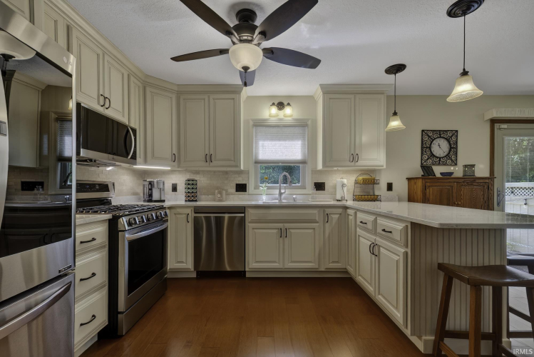 Listing Image 12