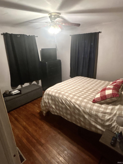 Listing Image 4