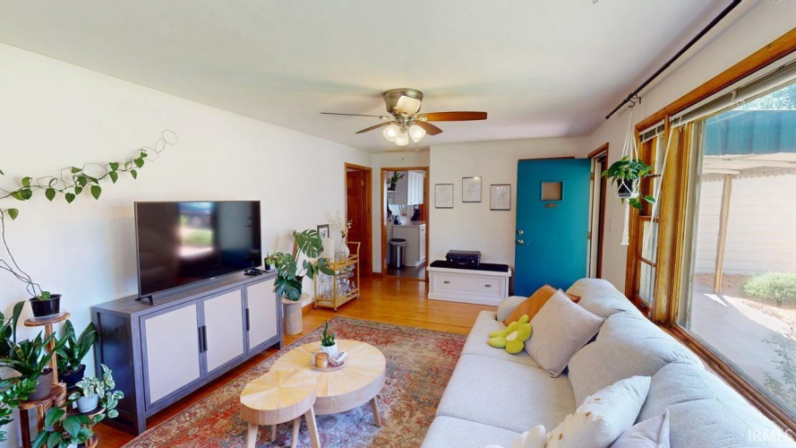 Listing Image 4