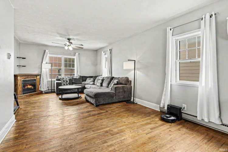 Listing Image 8