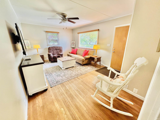 Listing Image 8