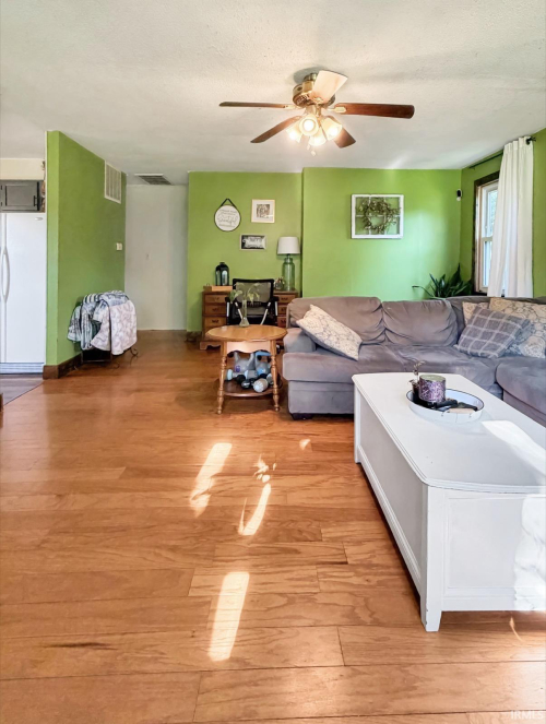 Listing Image 4
