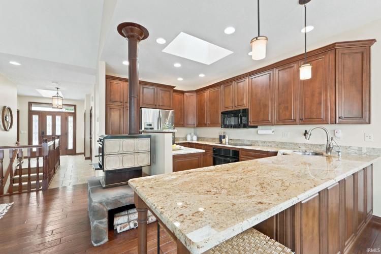 Listing Image 4