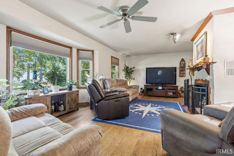 Listing Image 4