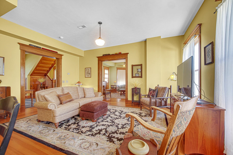 Listing Image 4