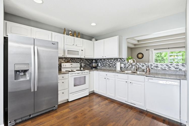 Listing Image 9