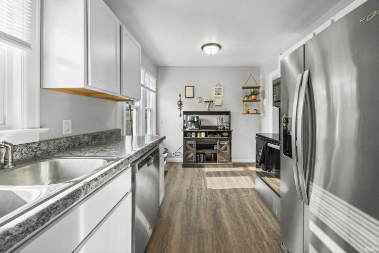 Listing Image 12