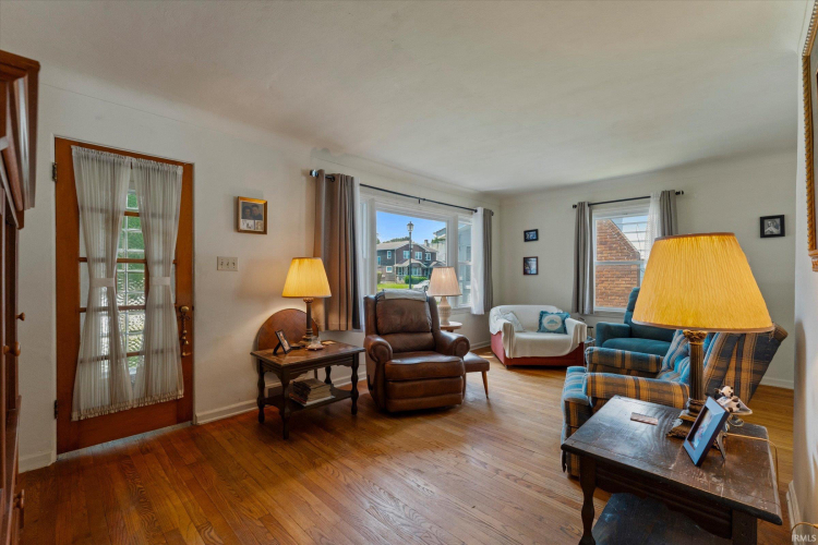 Listing Image 4