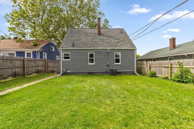 Listing Image 4