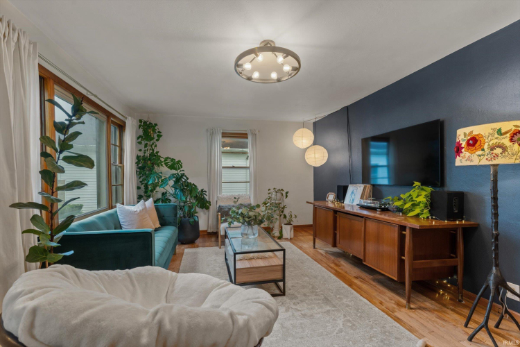 Listing Image 12